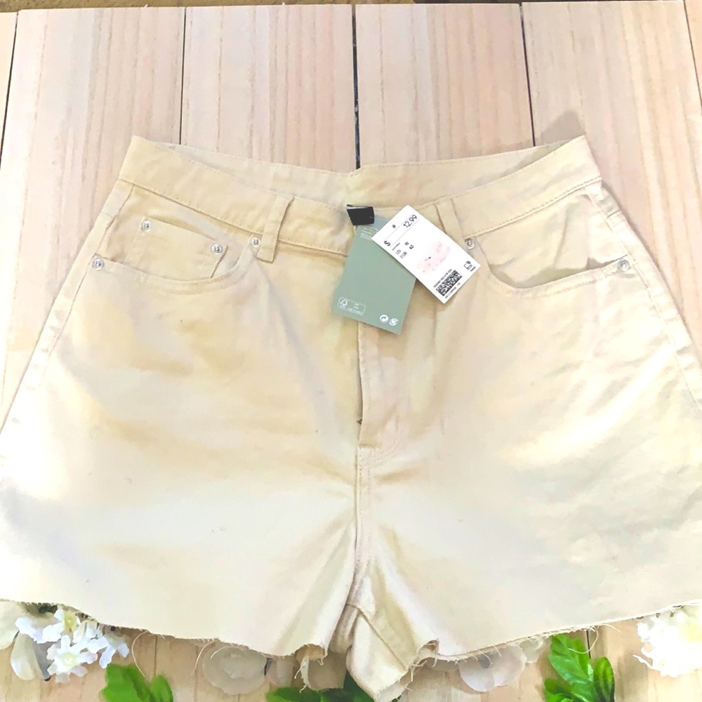 Trendy Divided H&M & Levi Strauss & Co shorts .